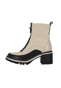 Botas de tobillo en beige y negro con un diseño texturizado, punta redonda, cierre de cremallera y un tacón grueso. Presenta un acento de logotipo en el costado.