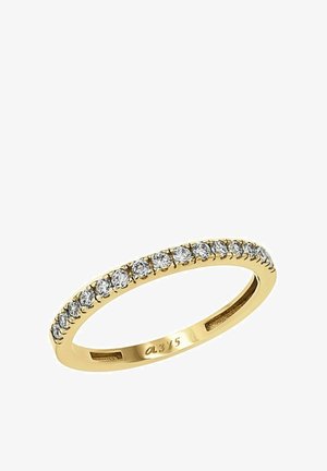 Gouden bandring met een rij kleine ronde diamanten in een gestructureerd ontwerp, met een gegraveerde markering aan de binnenkant.