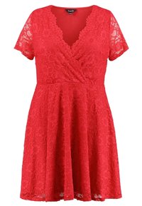 Röd spetsklänning med korta ärmar och V-ringning, knutstils framtill och utställd kjol, med blommönstrad spets genom hela klänningen.