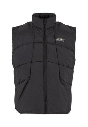 Polstret svart vest med høy krage og frontglidelås, med et logo-lapp og skrå sidelommer for ekstra funksjonalitet.