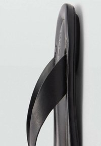 Mango Sandalias de dedo - black