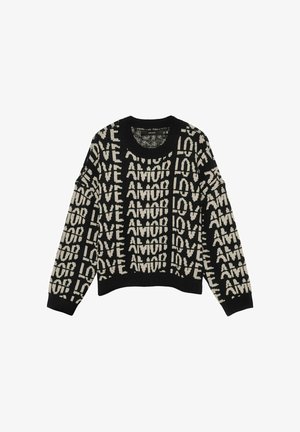 Suéter negro con palabras de punto beige "LOVE" y "AMOR" repetidas en rayas verticales a lo largo del frente y las mangas, cuello redondo y puños acanalados.