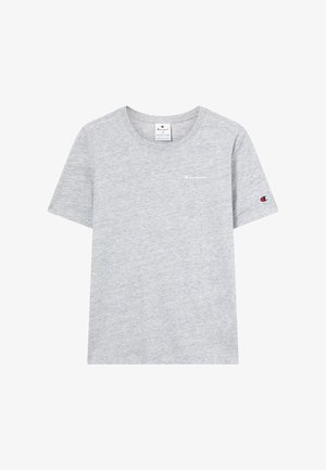 Camiseta gris de manga corta fabricada con mezcla de algodón, con cuello redondo y un pequeño logo impreso en el pecho y la manga. Textura suave.