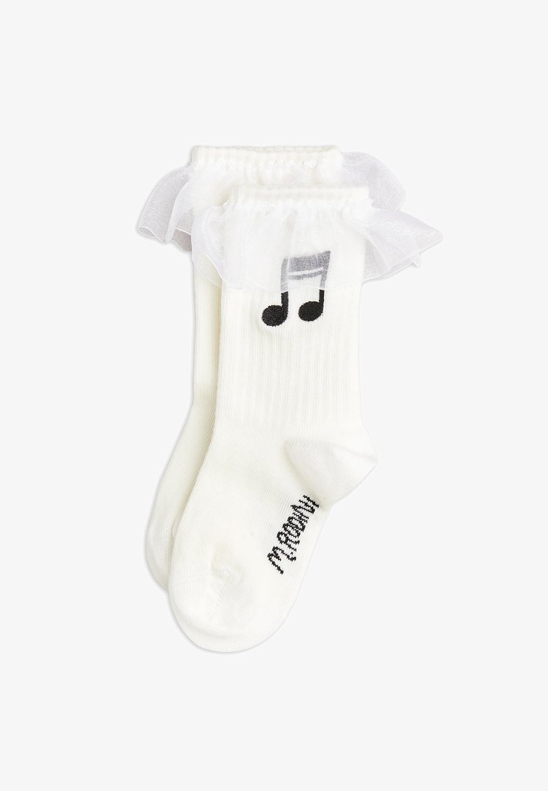 Weiße Socken mit einem schwarzen Notenmotiv und einer transparenten weißen Rüsche am oberen Rand. Weiche, gerippte Textur. Besticktes "Mama" an der Seite.