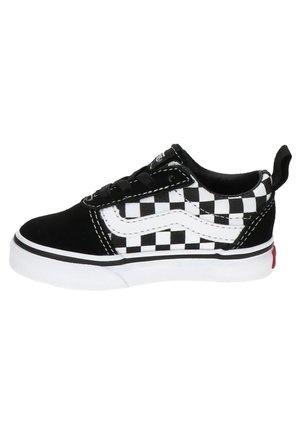 Zapatillas de skate con patrón de tablero de ajedrez en blanco y negro, que presentan un upper suave de gamuza y textil, cierre de cordones, suela de goma y un acento rojo en el talón.
