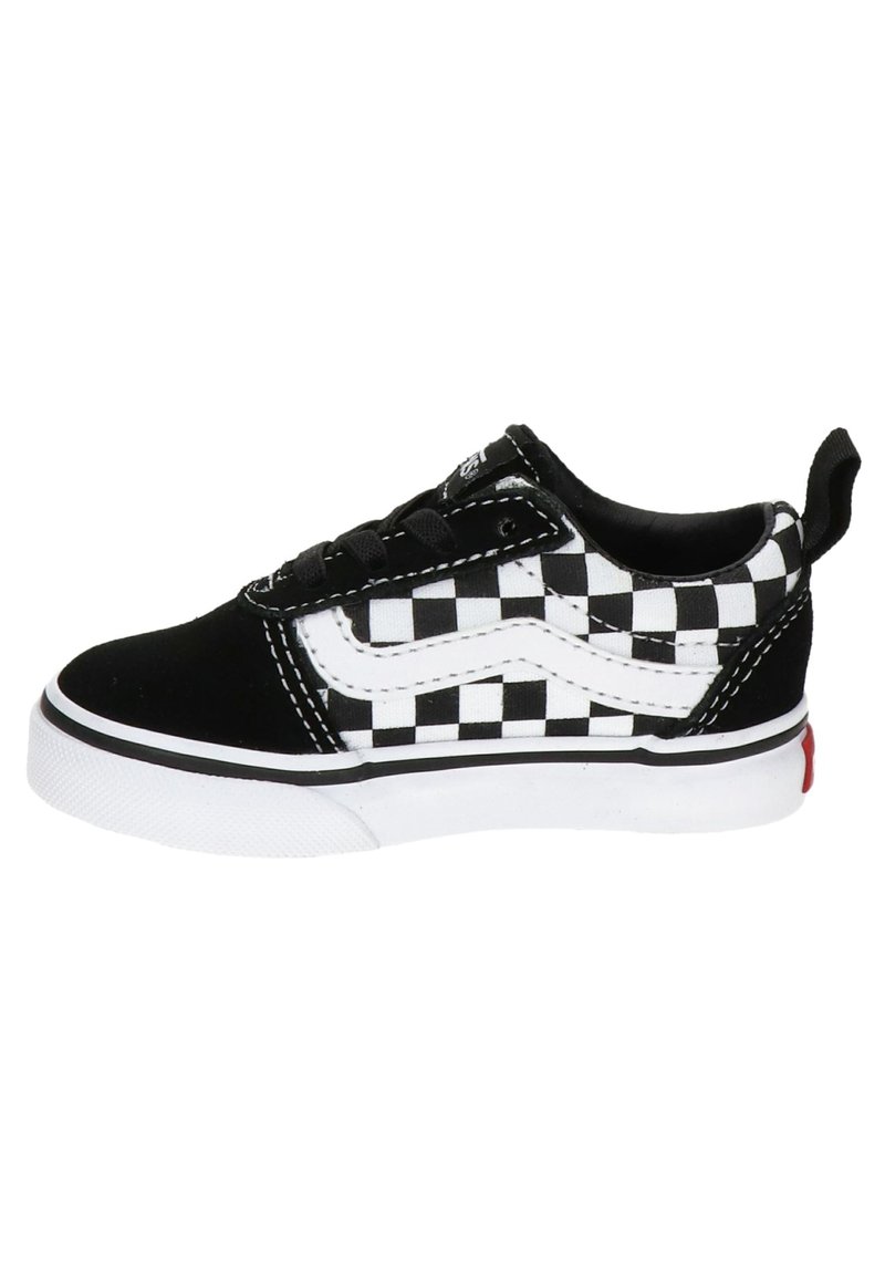 Zapatillas de skate con patrón de tablero de ajedrez en blanco y negro, que presentan un upper suave de gamuza y textil, cierre de cordones, suela de goma y un acento rojo en el talón.