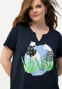 Ulla Popken DOG SHORT SLEEVE SPLIT NECK GRAPHIC  - Camiseta estampada - navy blue