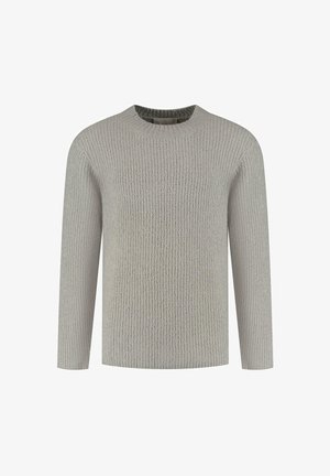 Suéter de punto acanalado gris claro con mangas largas y cuello redondo, mostrado sobre un fondo blanco liso.