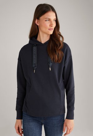 Felpa con cappuccio blu navy in morbido tessuto, dotata di tasca frontale e cordini con accenti dorati. Design semplice e dalla vestibilità rilassata.