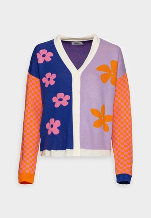 Cardigan boutonné avec panneaux bleus et lavande, motifs floraux roses et orange, et manches à carreaux orange et rose.