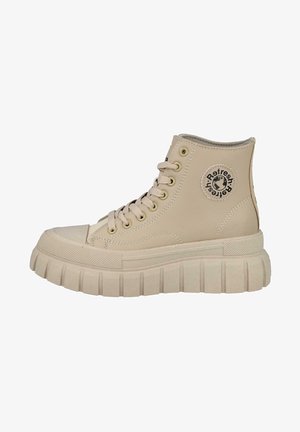 Zapatillas altas de material sintético en color beige. Presentan una suela gruesa y estriada, puntera redonda y ojetes metálicos con cordones.
