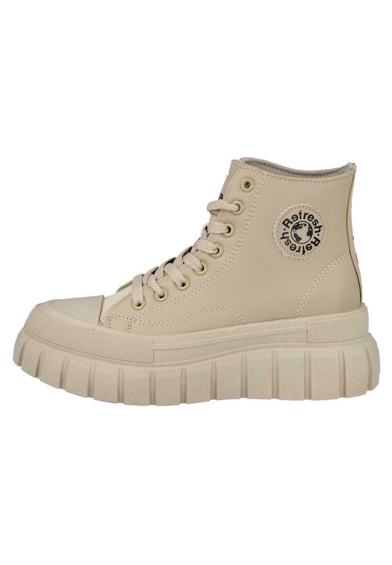 Zapatillas altas de material sintético en color beige. Presentan una suela gruesa y estriada, puntera redonda y ojetes metálicos con cordones.