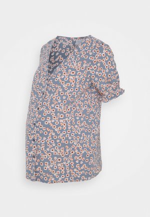 Blauwe zwangerschapsblouse met korte mouwen en een klein roze en wit bloemmotief met een V-hals ontwerp op een witte achtergrond.