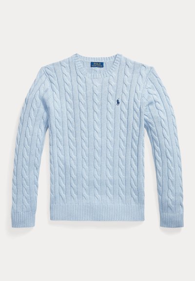 Ανοιχτό μπλε πουλόβερ με πλέξη καλώδιο, μακριά μανίκια, στρογγυλή λαιμόκοψη και μικρό σκούρο μπλε κέντημα λογότυπου Polo Ralph Lauren στο στήθος.