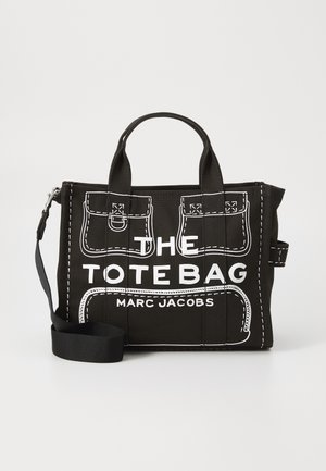 Geantă din pânză neagră cu detalii imprimate albe, inclusiv text și modele de buzunare. Dispune de două mânere superioare și o curea pentru umăr detașabilă.