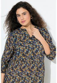 Mehrfarbiges Kleid mit V-Ausschnitt, Dreiviertelärmeln, geraffter Taille und einem Muster aus türkis, gelben und marineblauen Formen.