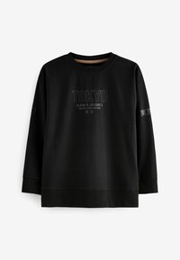 Sweatshirt noir à manches longues, col rond, avec des graphiques sur le devant incluant "TOKYO" et des coordonnées imprimées en gris contrasté.