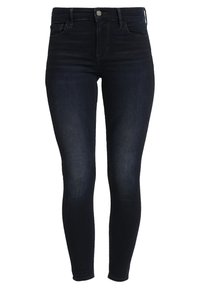 Jeans ajustados azul oscuro hechos de mezclilla, con un diseño clásico de cinco bolsillos y cierre frontal de botones. Textura suave con ligero desgaste.