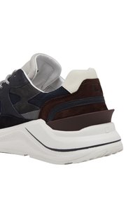 Sneaker in una combinazione di pelle blu navy, suede grigio e marrone, dettagli testurizzati e una spessa suola bianca con un cappuccio del tallone marrone.