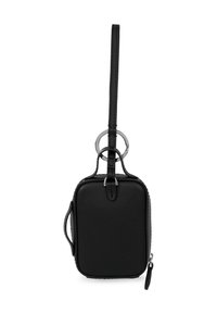 Schwarze Ledertasche mit rechteckiger Form, einem langen Tragegurt und metallischen Akzenten. Verfügt über einen Reißverschluss und einen seitlichen Griff. Glatte Textur.