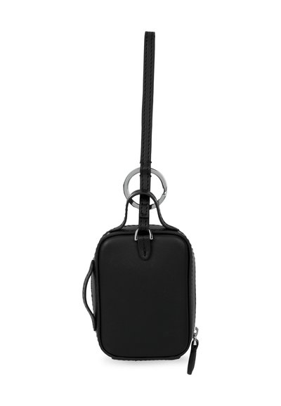 Sac en cuir noir de forme rectangulaire, avec une longue bandoulière et des accents métalliques. Dispose d'une fermeture éclair et d'une poignée latérale. Texture lisse.