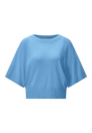 Lichtblauw, kort mouw, gebreid shirt met brede mouwen, ronde halslijn en geribde zoom op een effen witte achtergrond.