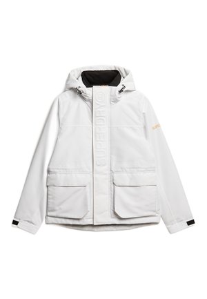 Chaqueta blanca impermeable con capucha, tela texturizada, bolsillos frontales, logo prominente en la parte delantera y forro negro contrastante.