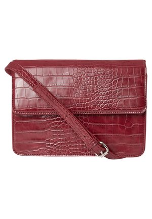 Lille rektangulær mørkerød læder crossbody taske med krokodilletekstur og justerbar rem med sølvspænde.