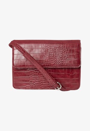Kleine rechteckige dunkelrote Leder-Umhängetasche mit Krokodilleder-Struktur und verstellbarem Riemen mit silberner Schnalle.