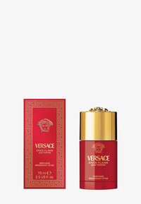 Bâton de déodorant rouge avec un dessus doré, arborant le logo Versace et un motif de clé grecque sur l'emballage. 75 ml, 2,5 fl. oz. US.