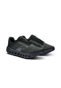 Chaussures de course noires avec un dessus en maille, une semelle rembourrée et une semelle intermédiaire perforée distinctive pour une flexibilité et une aération améliorées.