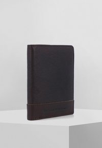 Bruine leren portemonnee met een gladde textuur, rechthoekige vorm, voorzien van een debossed logo langs de onderrand en minimale stiksels.