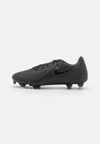 Crampons de football noirs avec un dessus texturé, forme incurvée et système de laçage. Présente un logo Nike en bleu marine contrastant et une semelle à crampons.