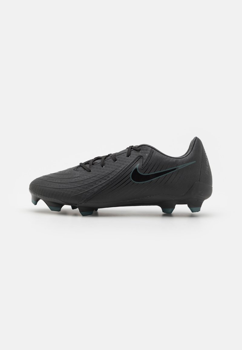 Crampons de football noirs avec un dessus texturé, forme incurvée et système de laçage. Présente un logo Nike en bleu marine contrastant et une semelle à crampons.
