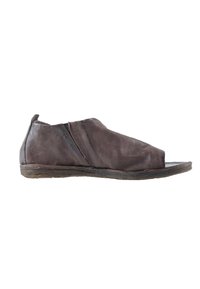 Sandale à enfiler en cuir marron avec bout ouvert, semelle plate et couverture basse de la cheville, vue de côté extérieur sur fond blanc.