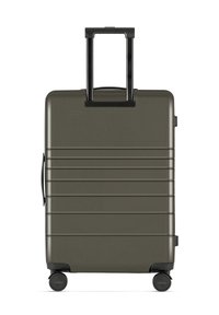 Hartschalenkoffer in olivgrün mit vertikalen Rillen, ausziehbarem schwarzen Griff, Seitengriff und vier schwarzen Rollen für Mobilität.