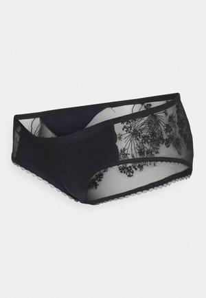 Schwarze Panties mit einer Kombination aus festem Stoff und transparentem Spitzeneinsatz mit floralem Stickereimuster, verziert mit einem gewellten Rand entlang des Taillenbunds.
