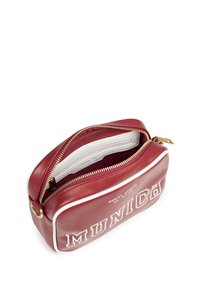 Borsa in pelle rossa con accenti bianchi e la scritta "MUNICA" in grassetto. Dispone di una zip dorata e di un interno beige con una piccola tasca.