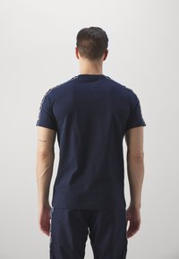 Lacoste Sport TAPE - T-shirt med print - bleu marine
