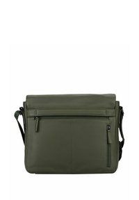 Sac messager en cuir vert olive avec rabat, sangle ajustable, poche zippée à l'avant et texture lisse, présentant des lignes de design minimalistes.