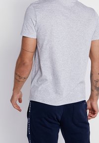 Tommy Hilfiger Triko s potiskem - grey