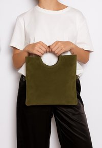 Borsa a tracolla in suede verde oliva con manico arrotondato, forma rettangolare e due anelli laterali. La borsa presenta linee pulite e una texture morbida.