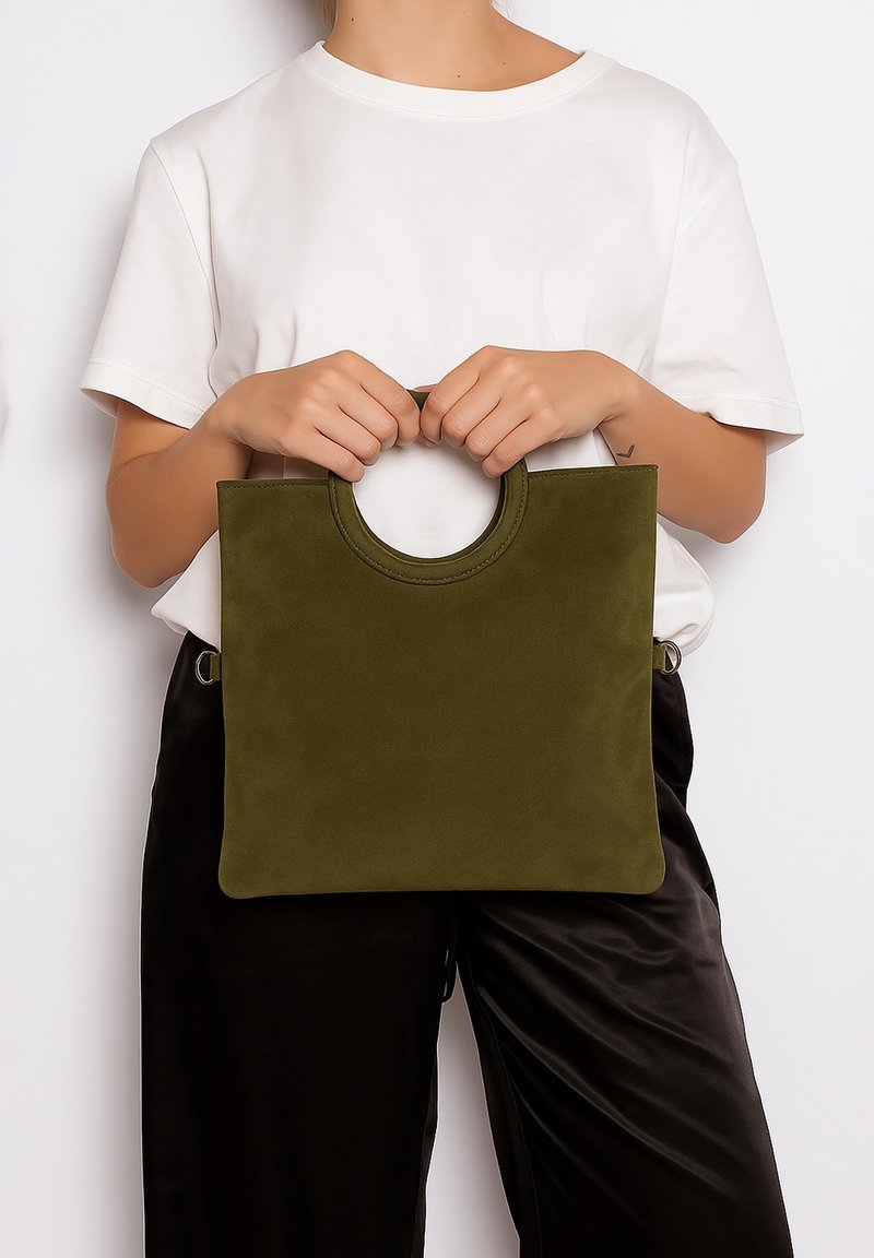 Borsa a tracolla in suede verde oliva con manico arrotondato, forma rettangolare e due anelli laterali. La borsa presenta linee pulite e una texture morbida.