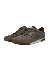 Zapatillas de ante gris con detalles perforados, cordones verdes, acentos de cuero marrón y una entresuela blanca con una suela de goma oscura.