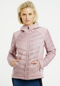 Lichtroze geïsoleerde jas met een capuchon. Heeft een gewatteerde textuur, zijzakken en een ritssluiting aan de voorkant. Zachte stof voor warmte en comfort.