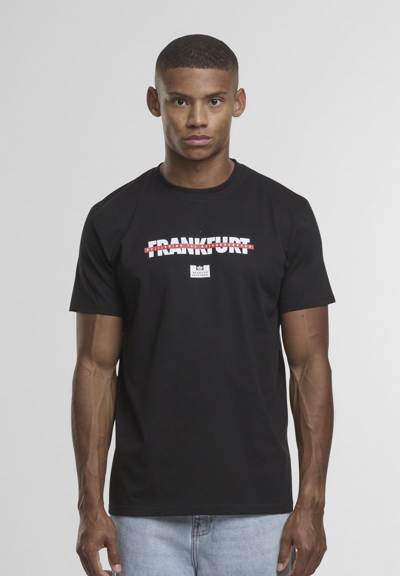 Zwarte t-shirt met een grafisch ontwerp waarin de tekst "FRANKFURT" in het rood en wit doorgehaald is, ronde hals, korte mouwen, gladde textuur.