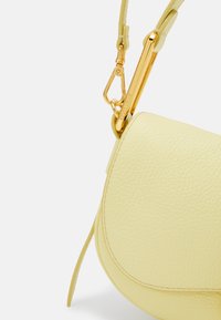 Coccinelle MAGIE SOFT - Handbag - lime wash