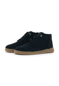 Scarpe alla caviglia in suede blu scuro con punta tonda, chiusura con lacci, occhielli grigi e suola in gomma beige. Design semplice senza motivi o accenti.