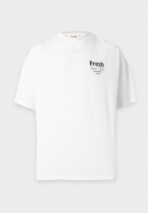 Biała koszulka z krótkim rękawem z czarnym napisem "Fresh Juice Club" na lewej piersi oraz małą metką marki wewnątrz kołnierzyka.