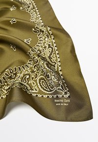 Sciarpa di seta verde oliva con motivo paisley bianco lungo i bordi. Include l'etichetta del marchio "Massimo Dutti" e la scritta "Made in Italy".